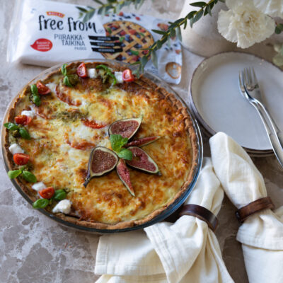 Moilas Free From Piirakkataikinasta tehty suolainen puolipiirakka, jossa makuina Caprese ja Tomaatti.Vuohenjuusto