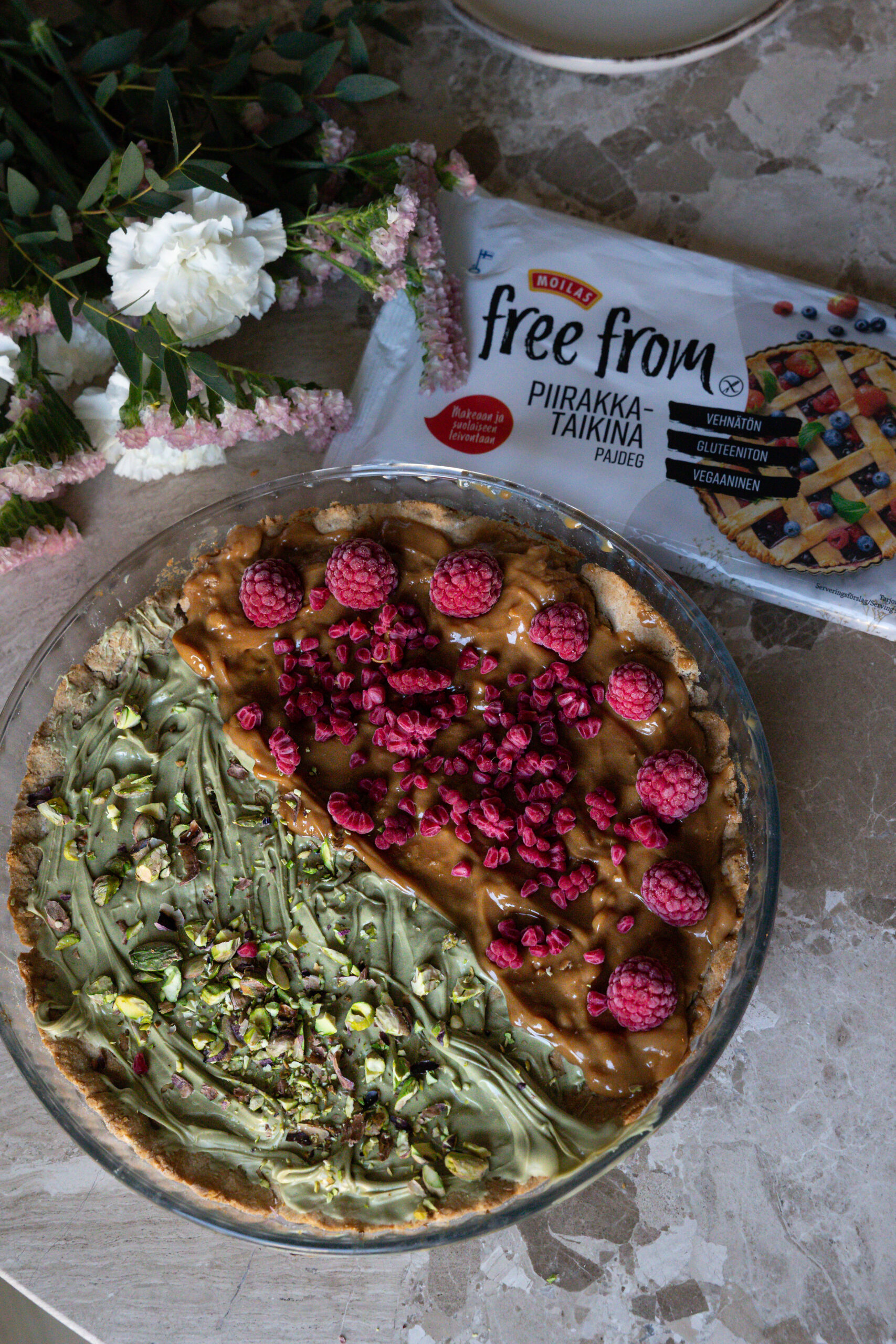 Moilas Free From Piirakkataikinasta tehdyn makean puolipiirakan työvaihekuva.