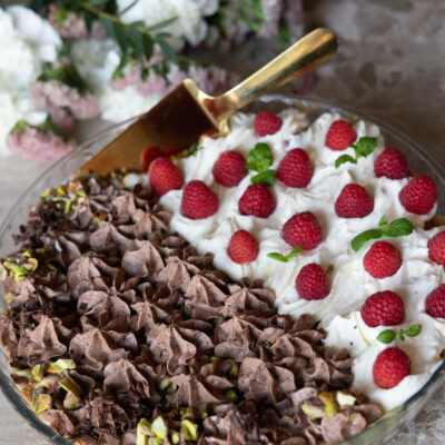 Moilas Free From Piirakkataikinasta tehty makea puolipiirakka, jonka toisella puolella hurmaa pistaasin ja tumman suklaa täyteläiset maut, ja toisella puolella vadelmoffee: makean kinuskin ja kirpeiden vadelmien herkullinen yhdistelmä.