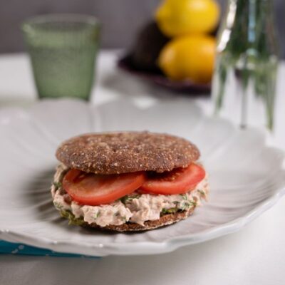Moilas Spicy Tuna Sandwich Tumma Pyöreä -leivällä.