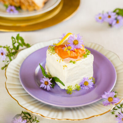 Moilas Vaaleasta leivästä tehty gluteeniton minivoileipäkakku lohitäytteellä.